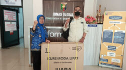 Dinsos Lampung Serahkan Bantuan Kursi Roda Untuk Lansia