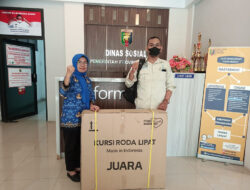 Dinsos Lampung Serahkan Bantuan Kursi Roda Untuk Lansia
