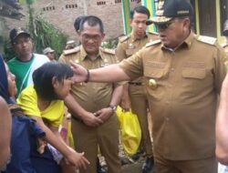 Gubernur Lampung Serahkan Tali Asih Untuk Sela, Anak Penyandang Disabilitas