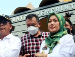 Wagub Lampung Dampingi Ketua DPRD Provinsi Lampung Temui Massa Demonstran