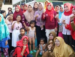 Winarni Nanang Ermanto Serahkan Bantuan Kepada Korban Rumah Roboh Di Kecamatan Sidomulyo