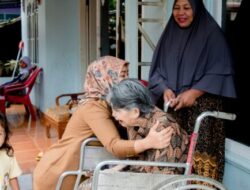 Wagub Nunik Berikan Bantuan Kursi Roda kepada Warga Kemiling, Bandarlampung