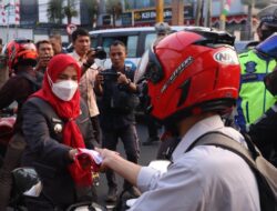 Sambut Hari Kemerdekaan RI ke-78, Walikota Eva Dwiana Bagikan 3800 Bendera Merah Putih
