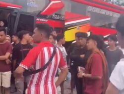 Mahasiswa: Bu Rektor Tolong Kami!!