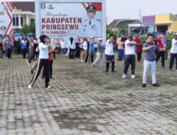 Marindo Kurniawan bersama ASN Senam Pagi di Lapangan Kantor Bupati