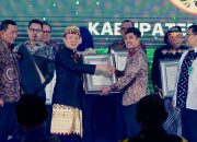Pj Bupati Pringsewu Terima Penghargaan STBM Award 2024