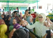 Wagub Jihan Nurlela Tinjau Pasar Murah PW Muslimat NU di Natar, Bantu Warga Dapatkan Kebutuhan Pokok