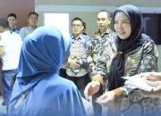 Bunda Eva Beri Bantuan ke Masyarakat, Nilainya Hingga Rp10 Juta per orang