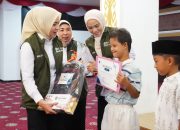 Peringati Hari Ibu ke-97, TP PKK Lampung Gelar Khitanan Massal dan Serahkan Bantuan Biaya Berobat