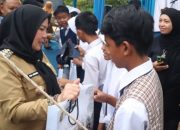 Bunda Eva Salurkan Bantuan Paket Perlengkapan Siswa