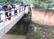 Bunda Eva Tinjau Lokasi Banjir di Sukabumi