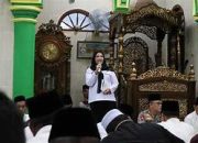 Safari Ramadan ala Eva Dwiana, Umrah Tiga Orang, AC Dua Unit