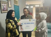Wali Kota Eva Dwiana Serahkan Santunan BPJS Ketenagakerjaan kepada Warga