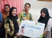 Eva Dwiana Serahkan Santunan BPJS Ketenagakerjaan kepada Warga Way Halim