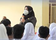 Wali Kota Eva Dwiana Serahkan Program Bantuan Pendidikan bagi 875 Siswa dan Mahasiswa Bandar Lampung Tahun 2025