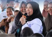 Wali Kota Eva Dwiana Serahkan 1.203 Paket Sembako untuk Warga Kelurahan Bakung