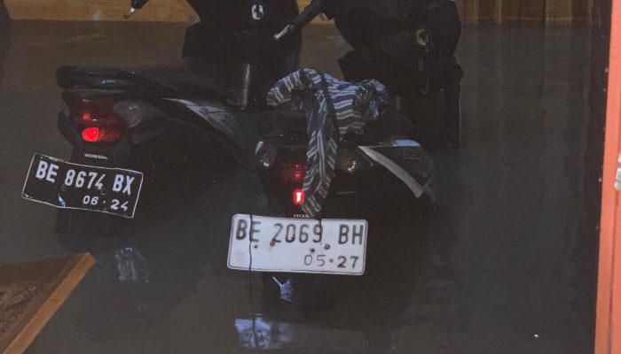 Banjir Setinggi Pinggang Rendam Rumah Warga di Jagabaya 