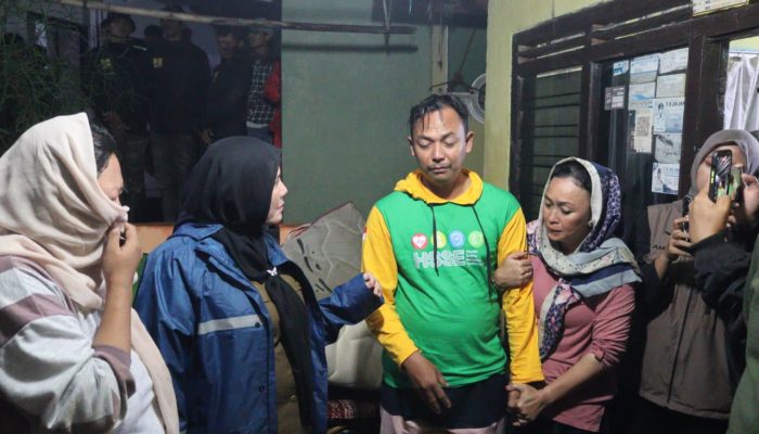 Eva Dwiana Temui Keluarga Korban Banjir Bandang di Garuntang