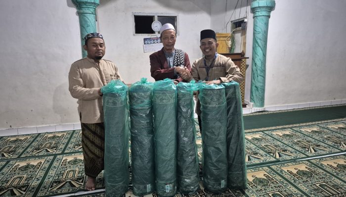 YBM BRILiaN Salurkan Karpet Sajadah untuk Ponpes di Pelosok Lampung Barat