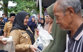 Wali Kota Bandar Lampung Salurkan Bantuan Beras kepada Puluhan Ribu KPM di Kota Bandar Lampung