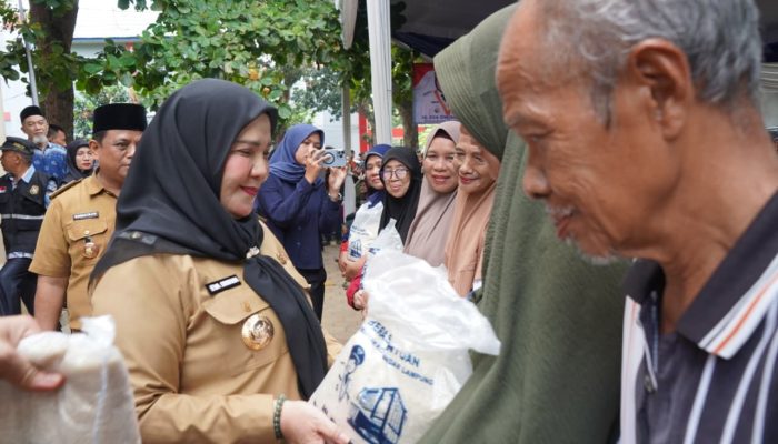 Wali Kota Bandar Lampung Salurkan Bantuan Beras kepada Puluhan Ribu KPM di Kota Bandar Lampung
