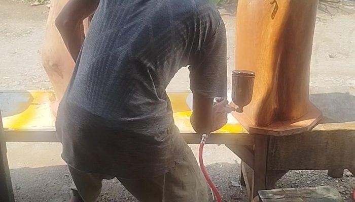 Disabilitas Tak Menghalangi Gunadi Menjadi Ahli Finishing Furnitur