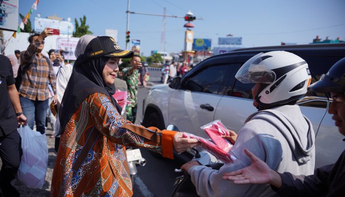 Sambut Hari Kemerdekaan Eva Dwiana Bagikan 10 Ribu Bendera Merah Putih ke Warga